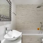 Whome Family - Urban Retreat With Parking, Ac, Elevator In Great Location *