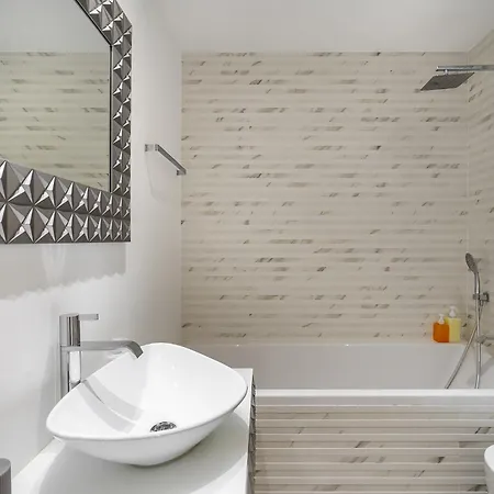 Whome Family - Urban Retreat With Parking, Ac, Elevator In Great Location *