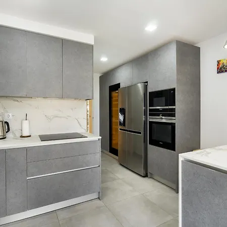 Apartment Whome Family - Urban Retreat With Parking, Ac, Elevator In Great Location